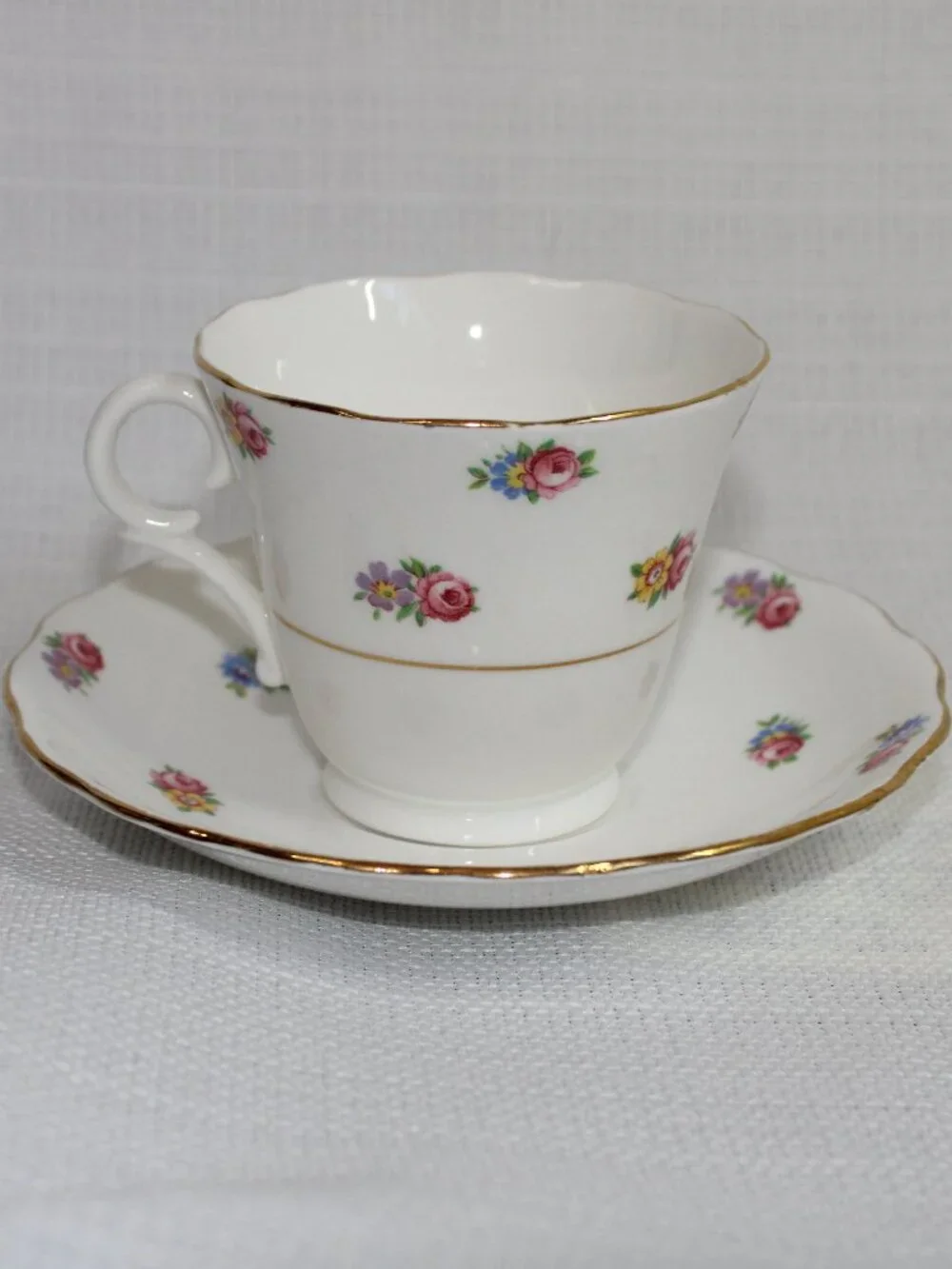 Vintage/40's Colclough Bone China 'Petite Flowers' Teacup & Saucer w/ Gold Rims